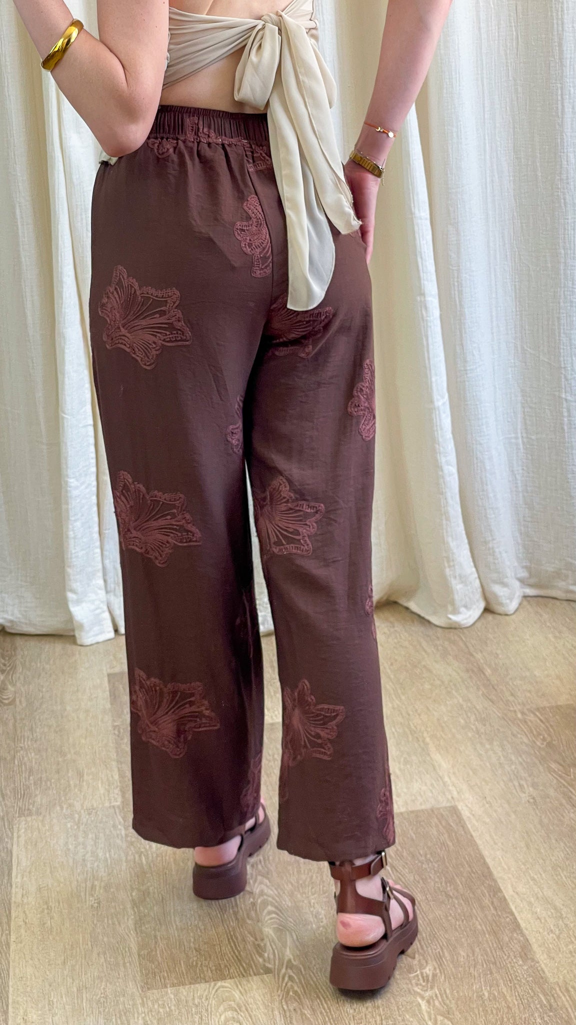 Pantalon Jannah marron chocolat coupe fluide taille élastique motifs floraux brodés femme style bohème chic