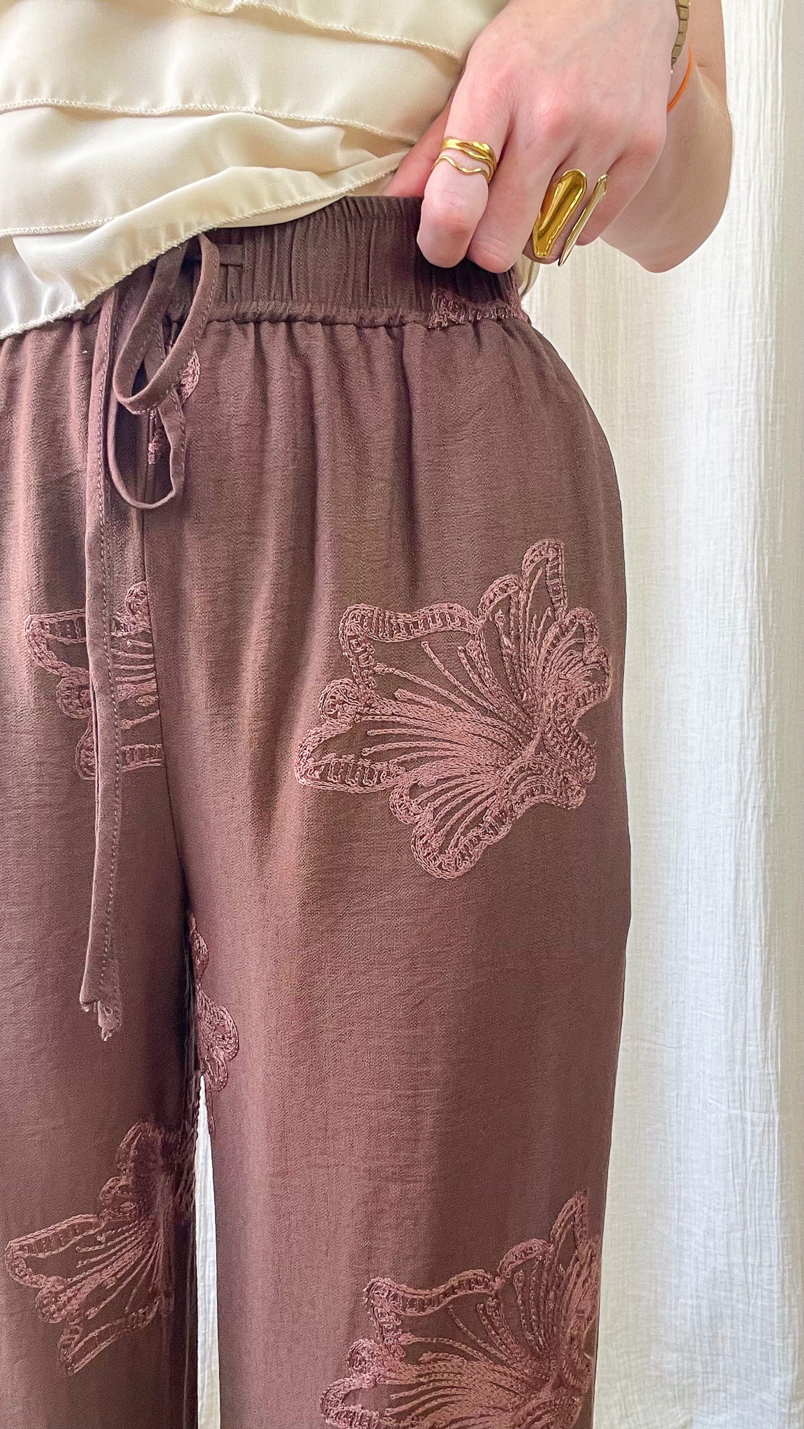 Pantalon fluide marron femme broderies papillons taille élastique style bohème chic Jannah