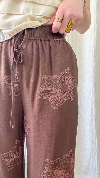 Pantalon fluide marron femme broderies papillons taille élastique style bohème chic Jannah