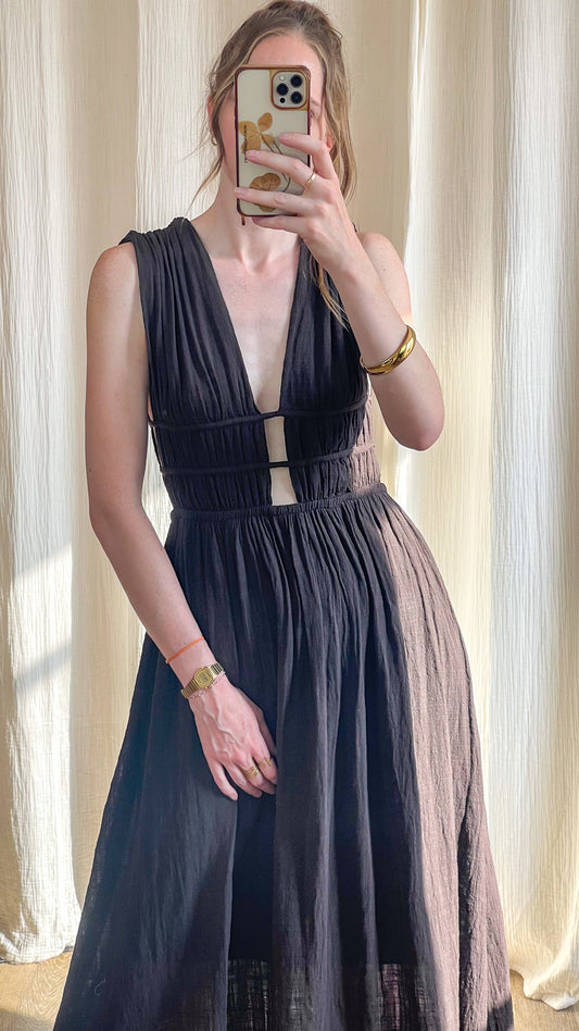 Robe Leila longue bicolore noir et taupe décolleté plongeant style grecque bohème chic femme