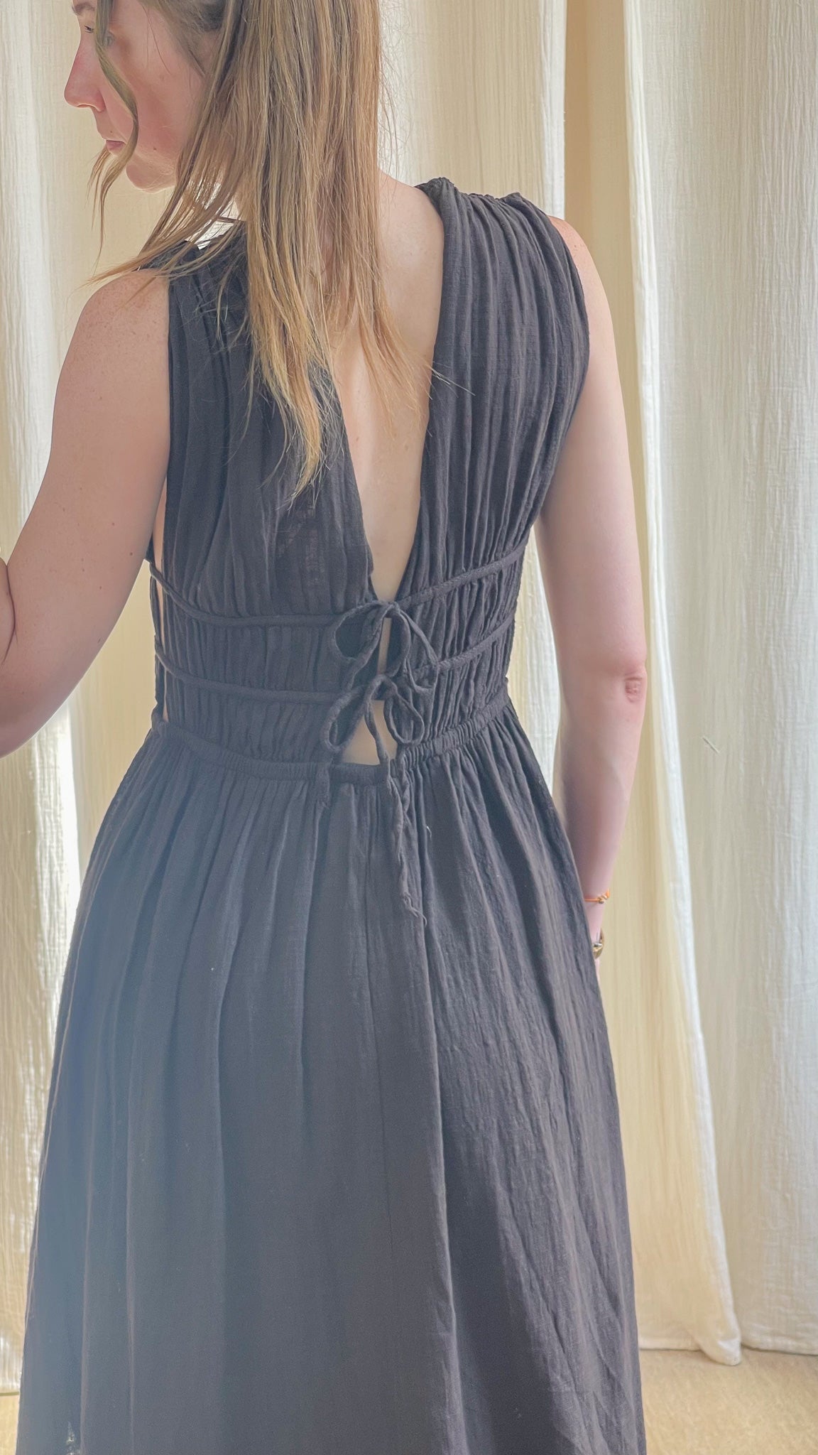 Robe longue noire dos nu avec liens à nouer détail dos ouvert style bohème chic femme