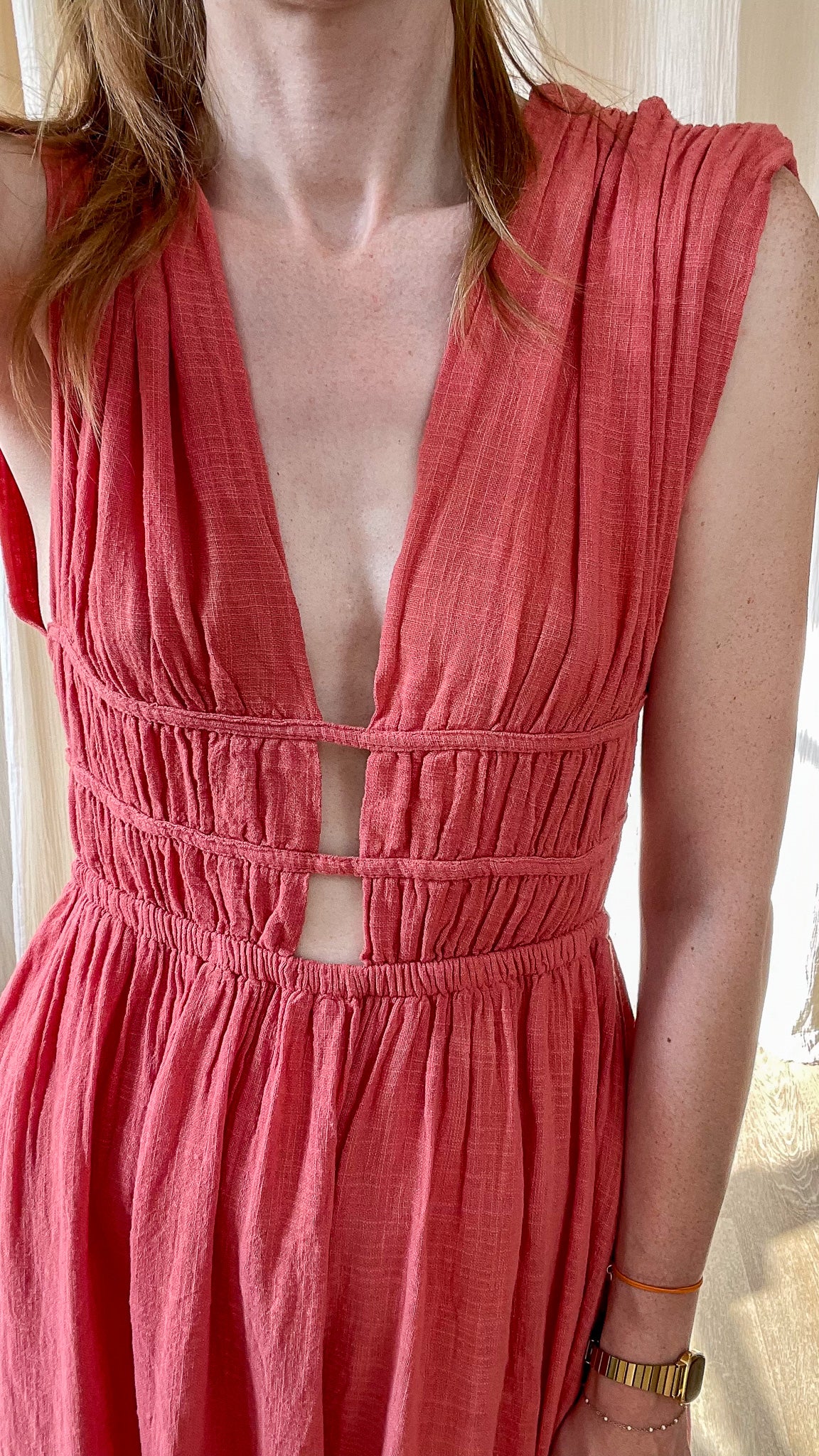 Robe Leila longue corail en lin à décolleté plongeant et découpes taille style bohème chic femme été