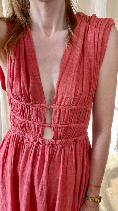 Robe Leila longue corail en lin à décolleté plongeant et découpes taille style bohème chic femme été