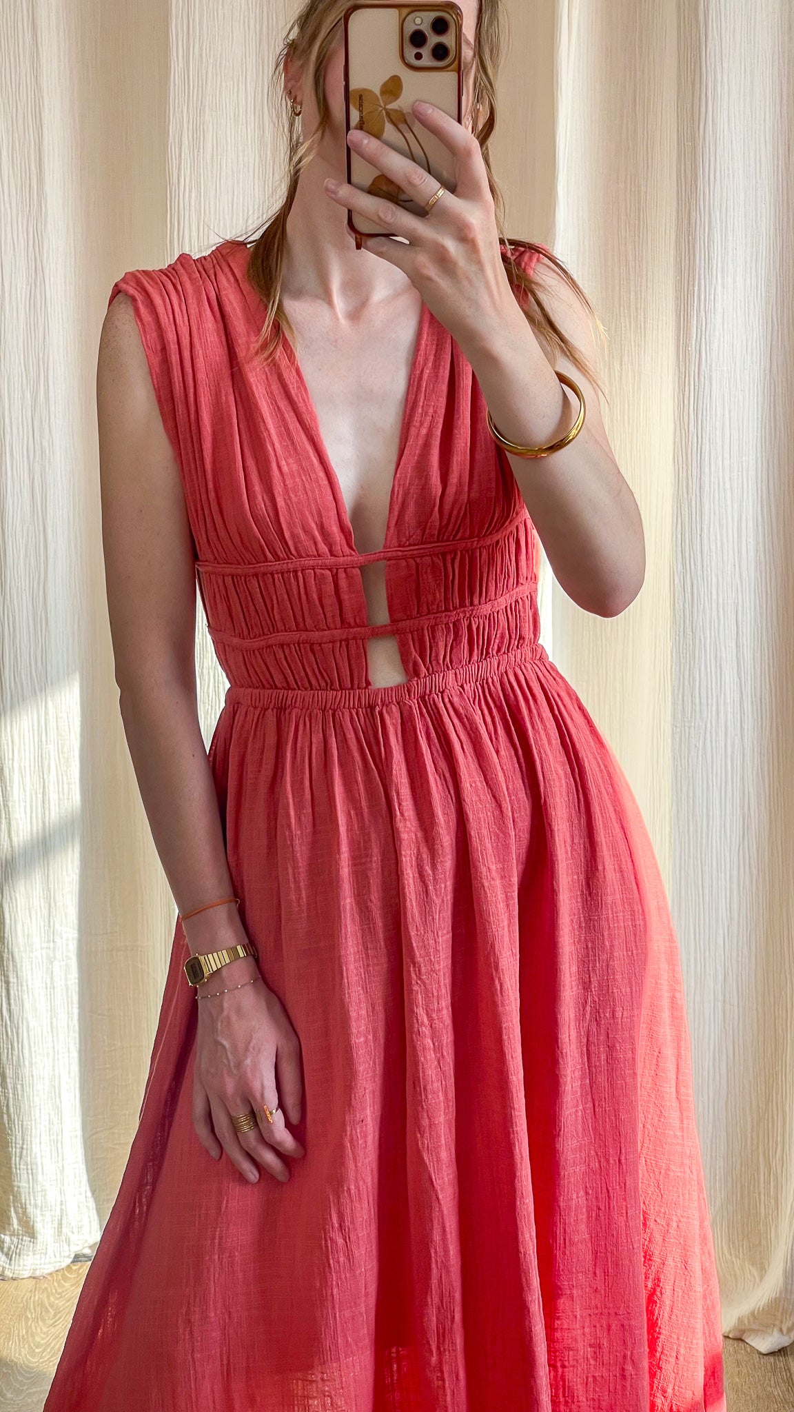 Robe Leila longue corail avec décolleté plongeant et découpes taille, style bohème chic femme été