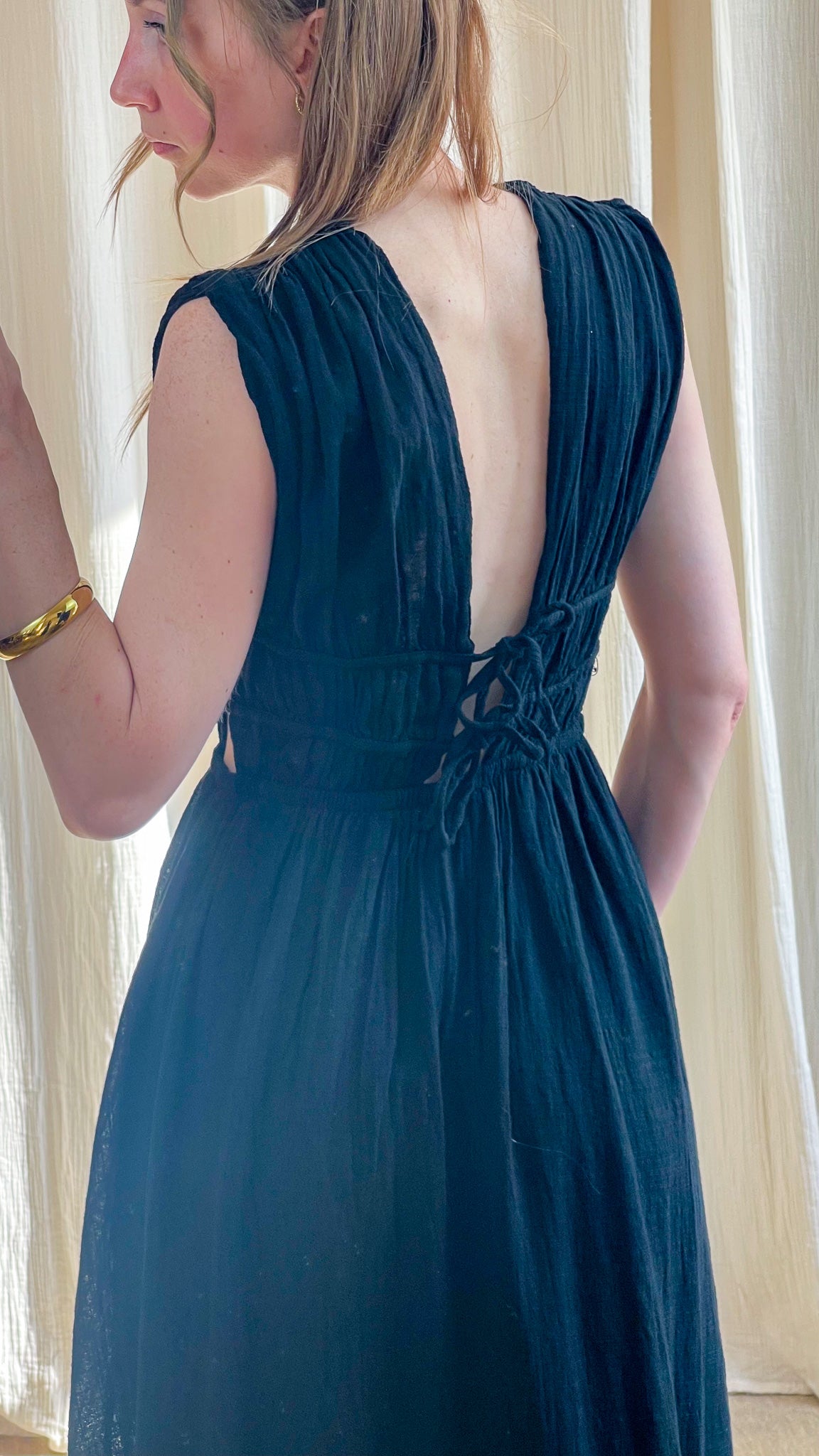 Robe longue Leila bleu canard dos nu plissé avec laçage taille, style bohème chic femme