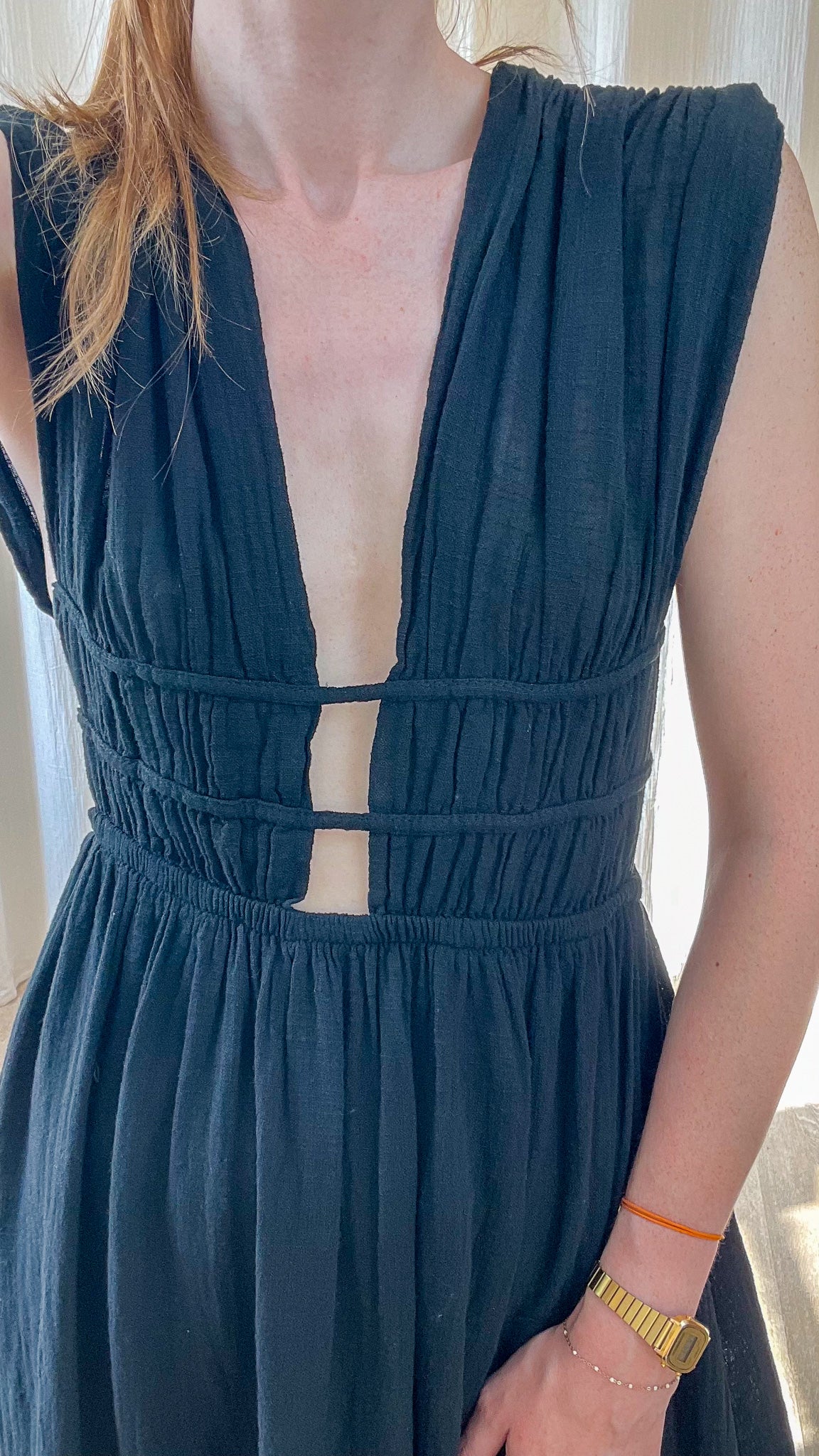 Robe Leila noire décolleté plongeant en gaze de coton avec découpes taille style grecque femme été