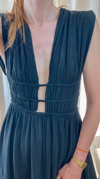Robe Leila noire décolleté plongeant en gaze de coton avec découpes taille style grecque femme été