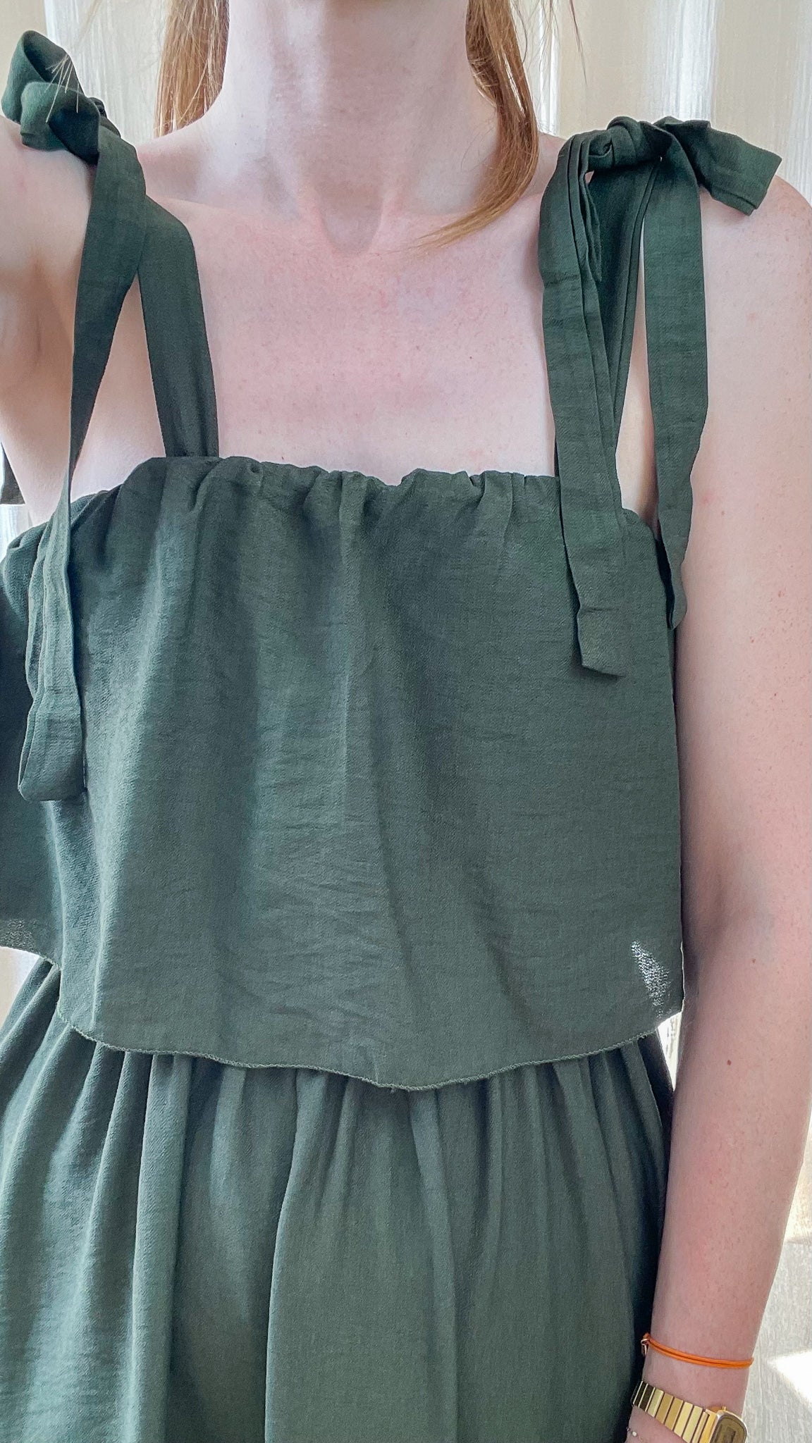 Robe longue vert sapin en lin à bretelles nouées style bohème femme, coupe fluide et décontractée