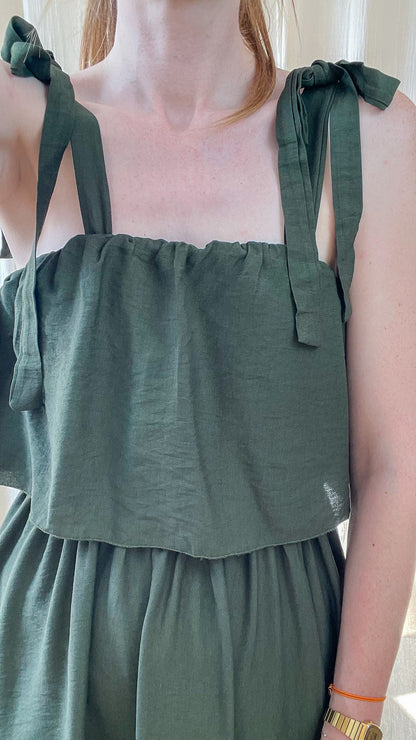 Robe longue vert sapin en lin à bretelles nouées style bohème femme, coupe fluide et décontractée