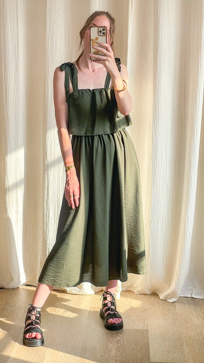 Robe longue vert olive à bretelles nouées coupe fluide style bohème chic femme été