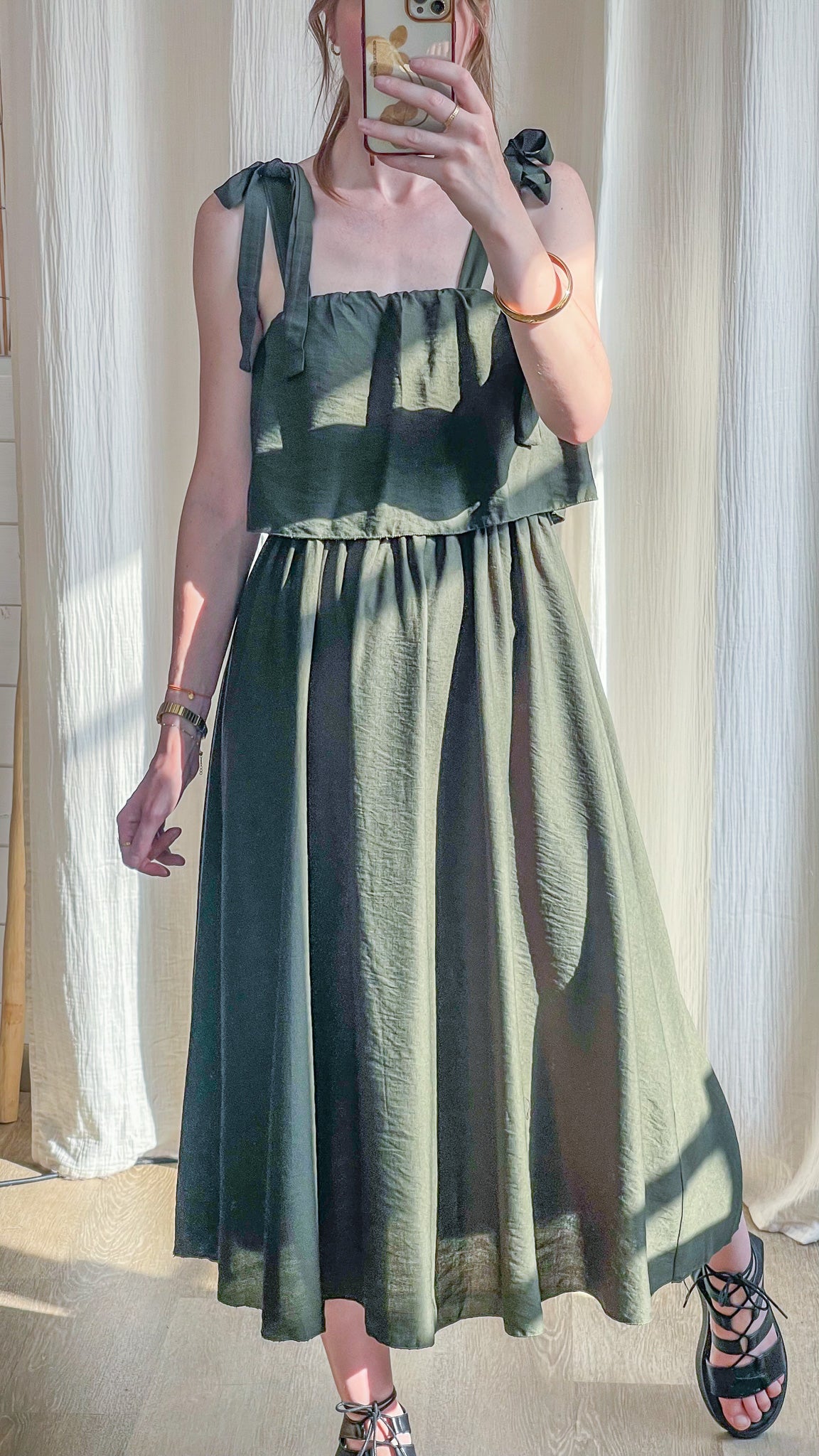 Robe longue vert olive à bretelles nouées style bohème chic femme, coupe fluide et décolleté carré