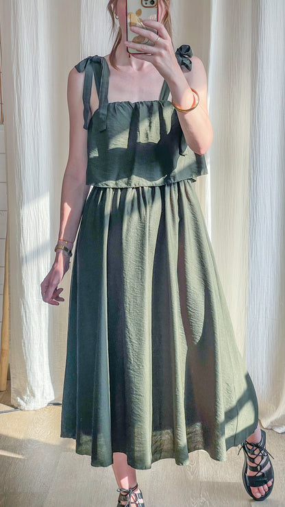 Robe longue vert olive à bretelles nouées style bohème chic femme, coupe fluide et décolleté carré
