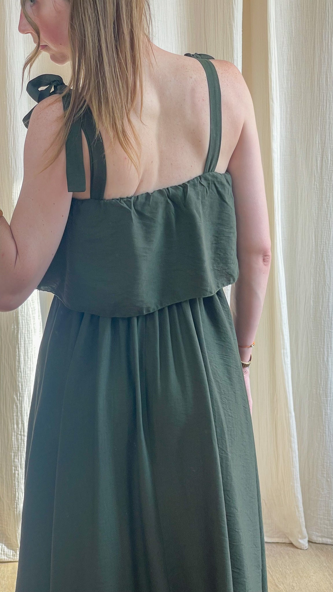 Robe longue vert sapin à bretelles nouées et dos ouvert style bohème femme