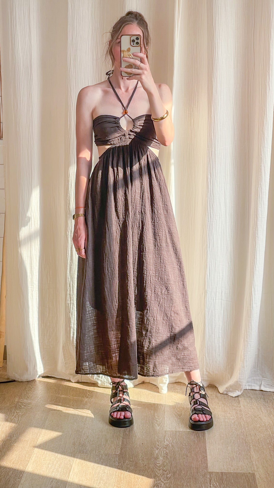 Robe longue marron Mira avec découpes côtés et décolleté lacé style bohème chic femme été