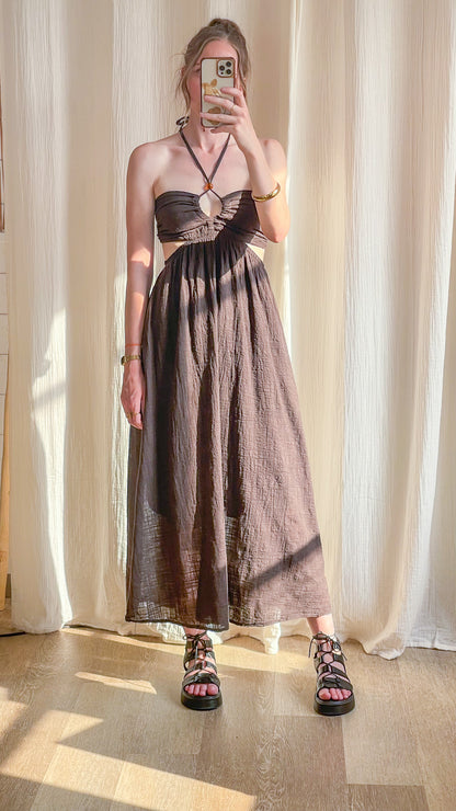 Robe longue marron Mira avec découpes côtés et décolleté lacé style bohème chic femme été