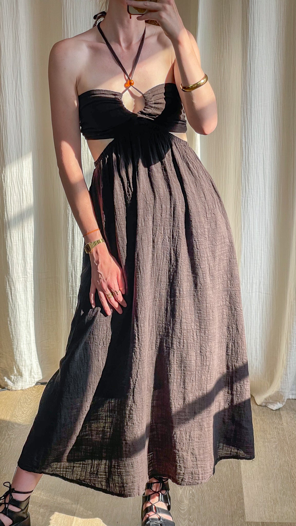 Robe Mira longue marron chocolat avec découpes taille et dos nu à bretelles fines style bohème femme été