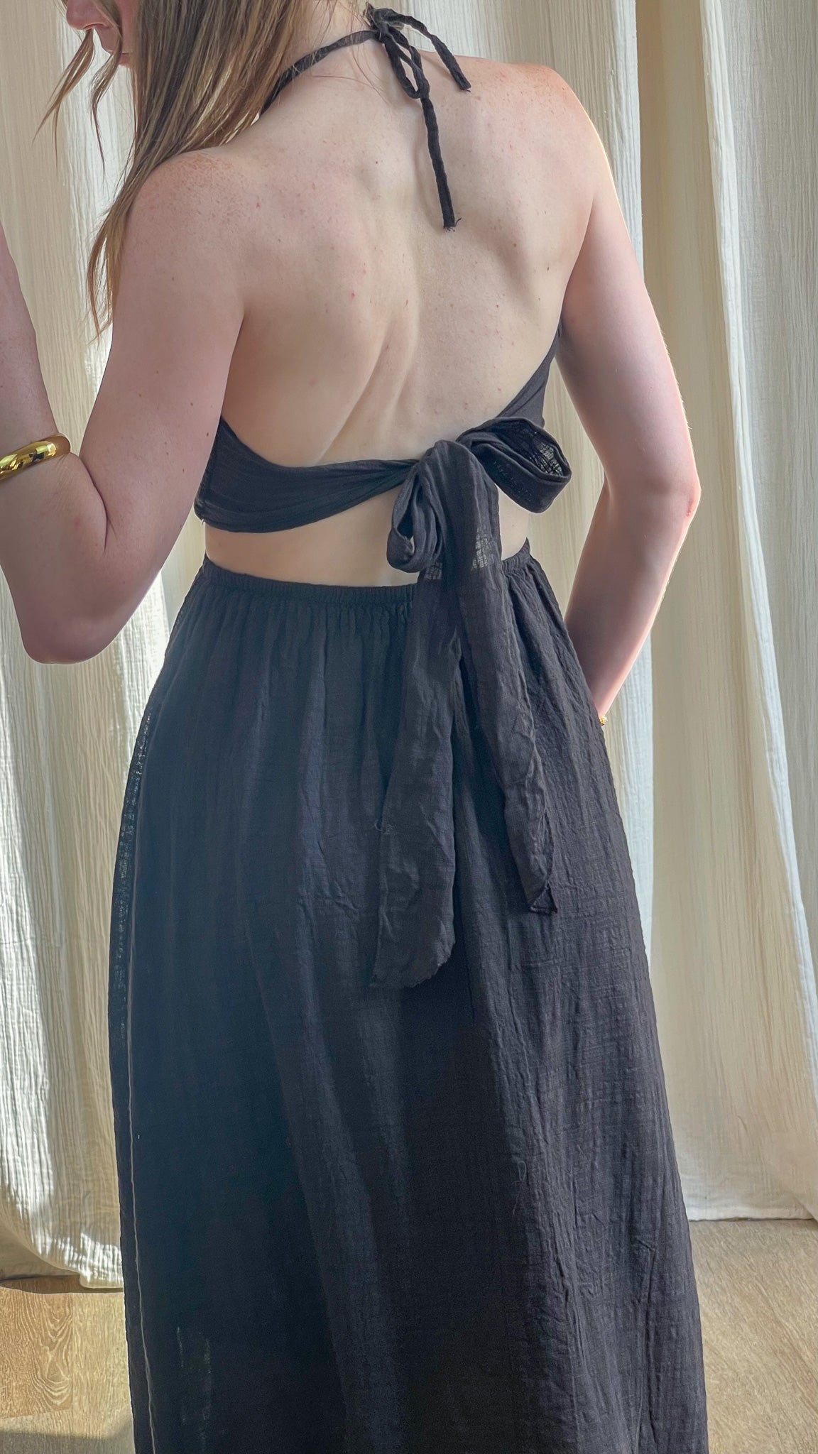 Robe Mira noire dos nu en gaze de coton avec liens à nouer et jupe longue fluide style bohème femme été