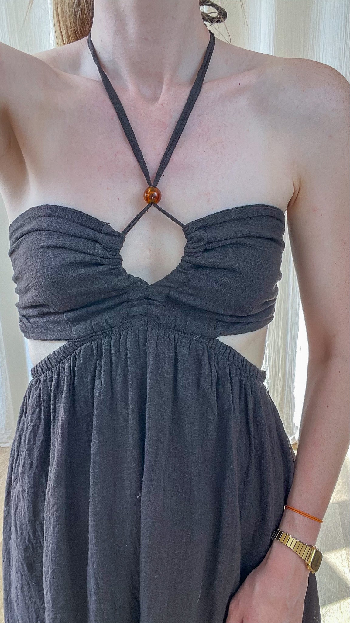 Robe Mira grise en gaze de coton avec décolleté à anneau et découpes latérales style bohème femme été