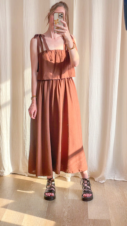 Robe longue terracotta à bretelles nouées style bohème femme, coupe fluide et décolleté carré