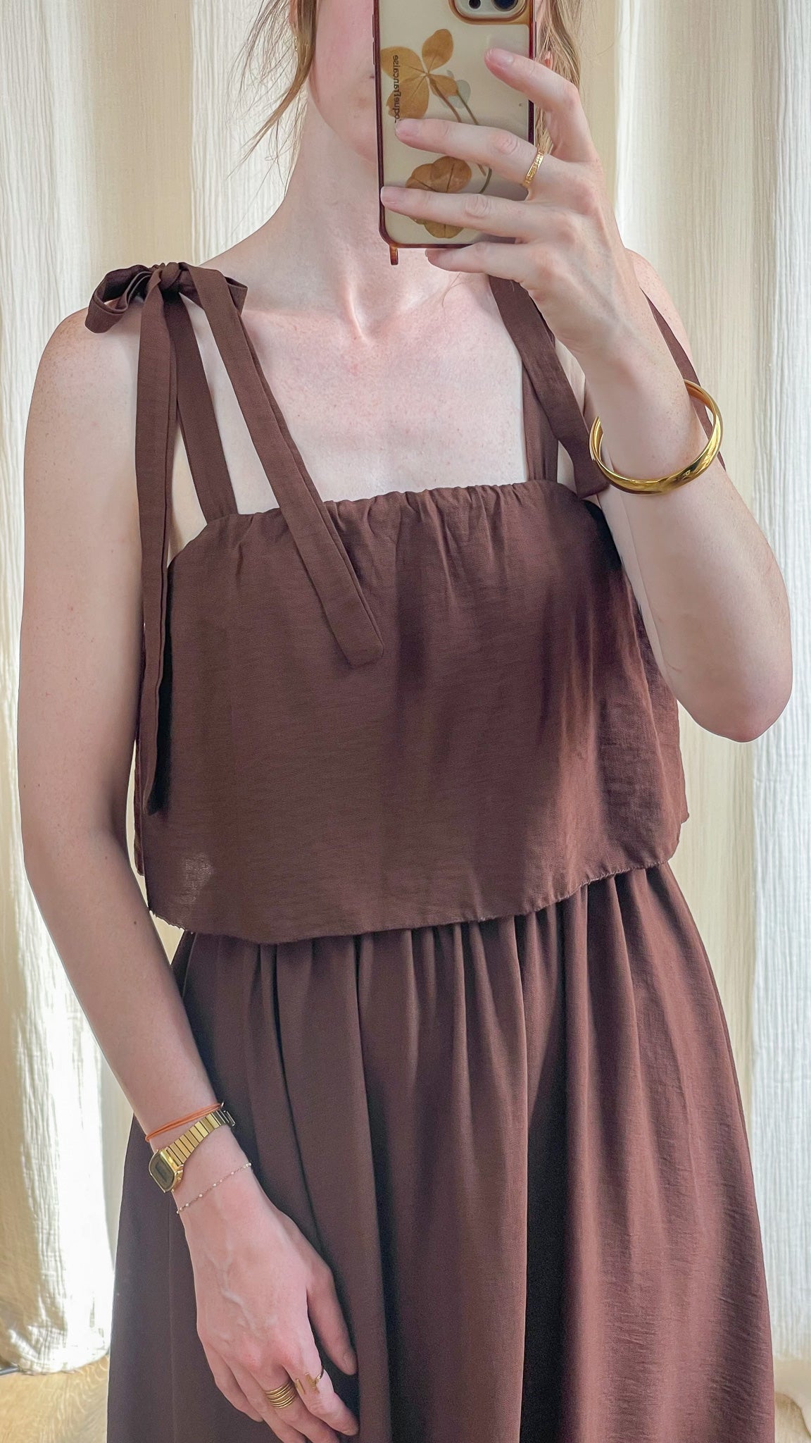 Robe longue marron chocolat à bretelles nouées et jupe fluide, tenue bohème chic femme été