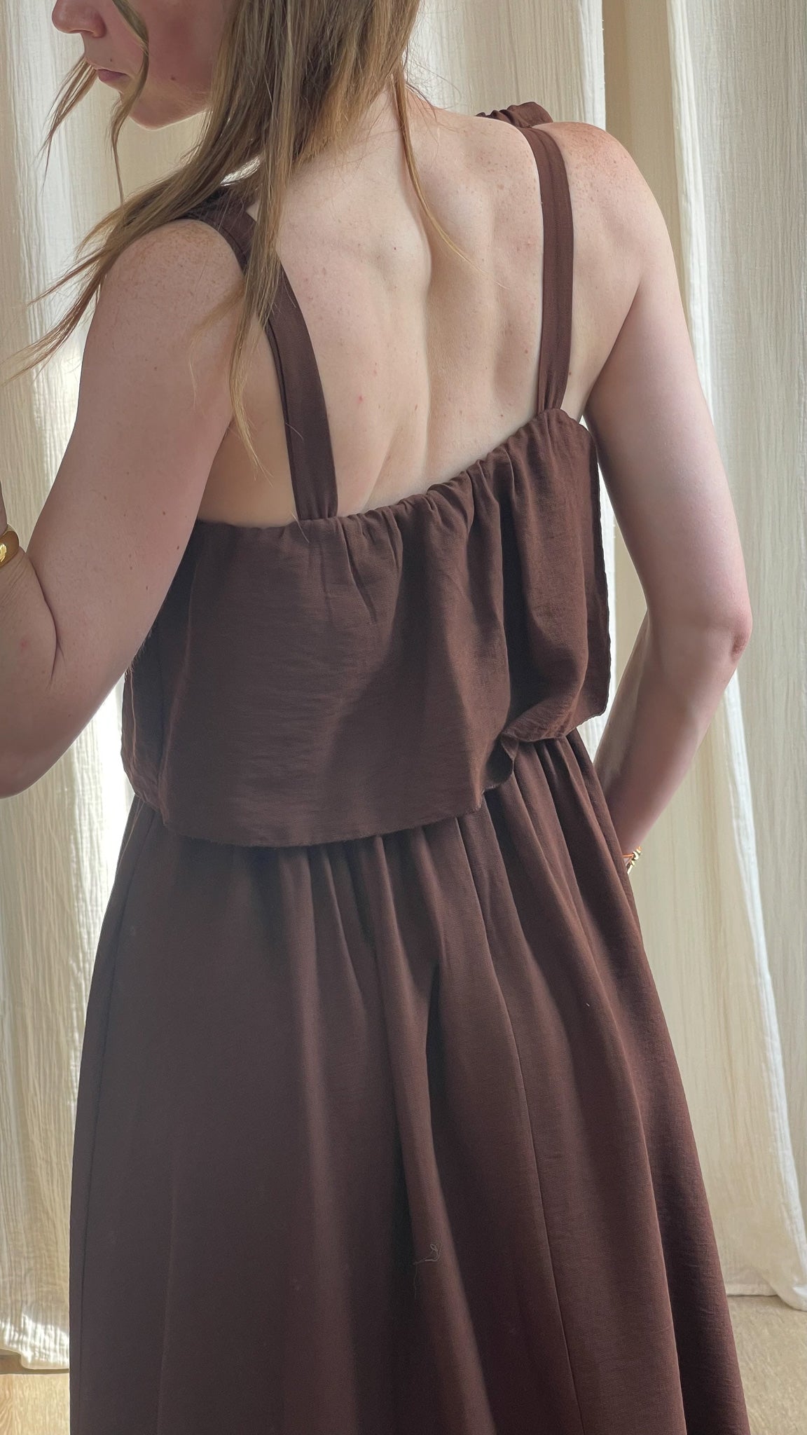 Robe longue marron chocolat à bretelles larges et dos ouvert style bohème femme