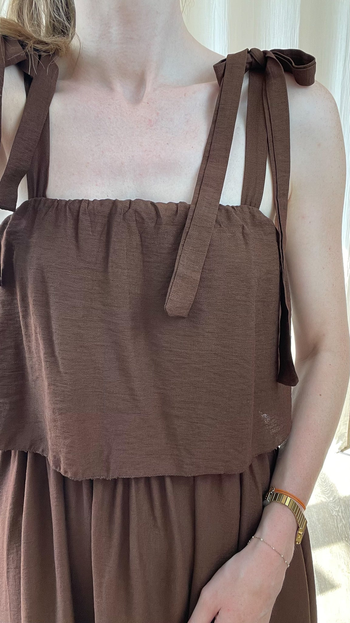 Robe longue marron chocolat à bretelles nouées en tissu texturé style bohème femme