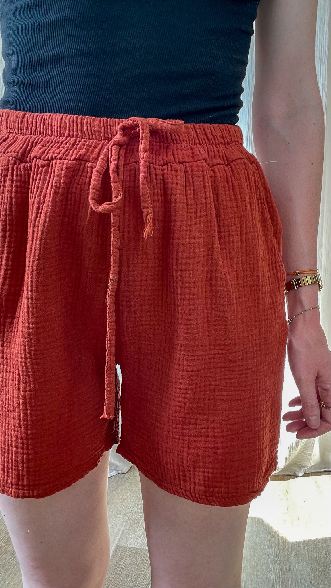 Short fluide terracotta en gaze de coton taille élastique avec lien à nouer femme été