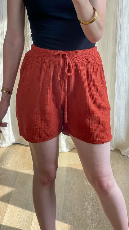 Short fluide terracotta en gaze de coton taille élastique avec lien à nouer femme été