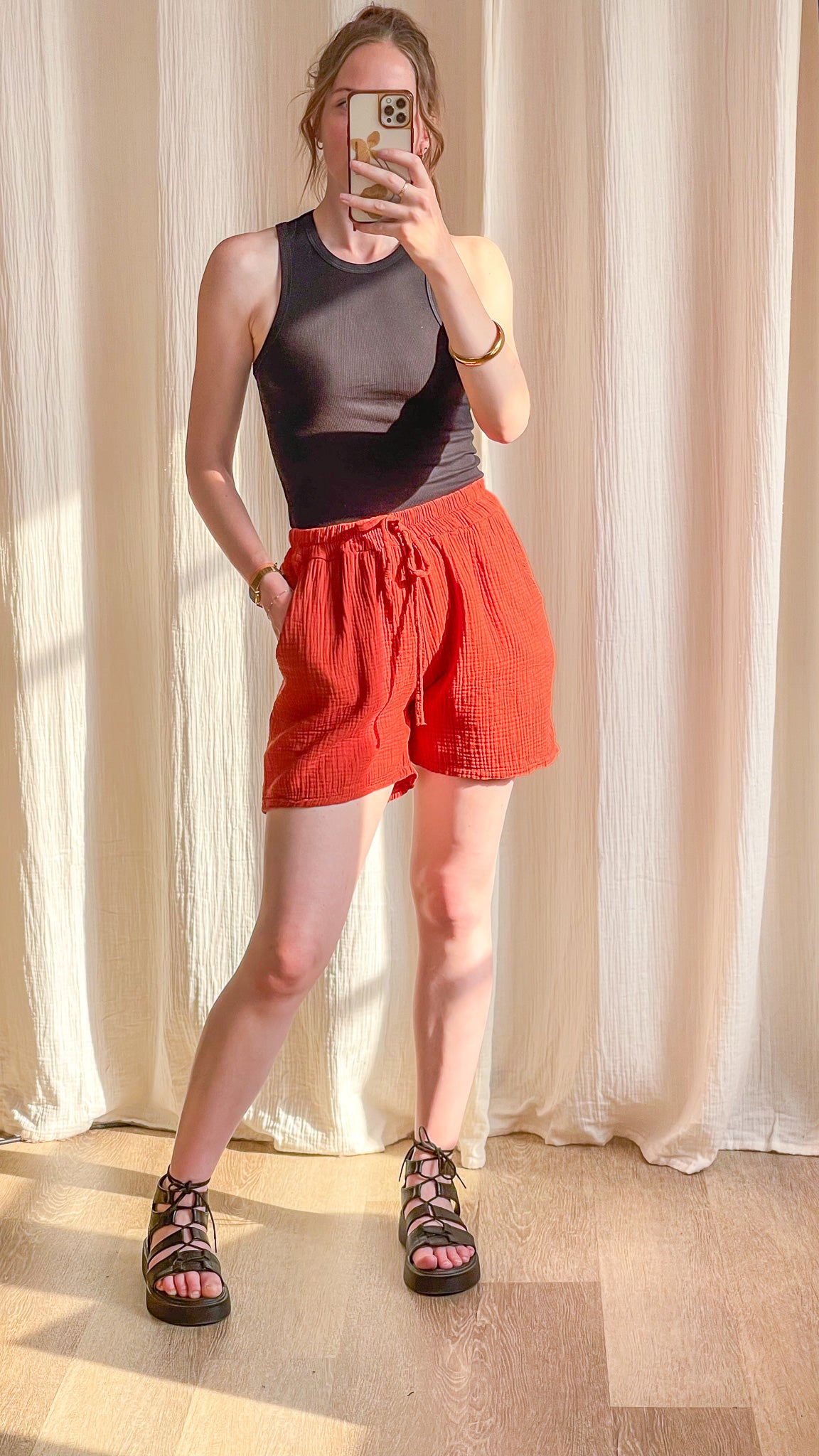 Short fluide orange en gaze de coton taille élastique avec lien à nouer, coupe confortable femme été