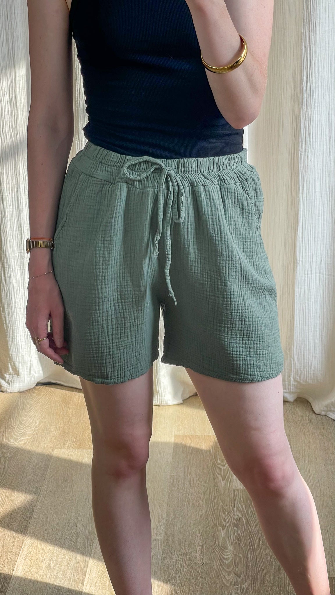 Short fluide vert sauge en gaze de coton taille élastique avec lien à nouer femme été