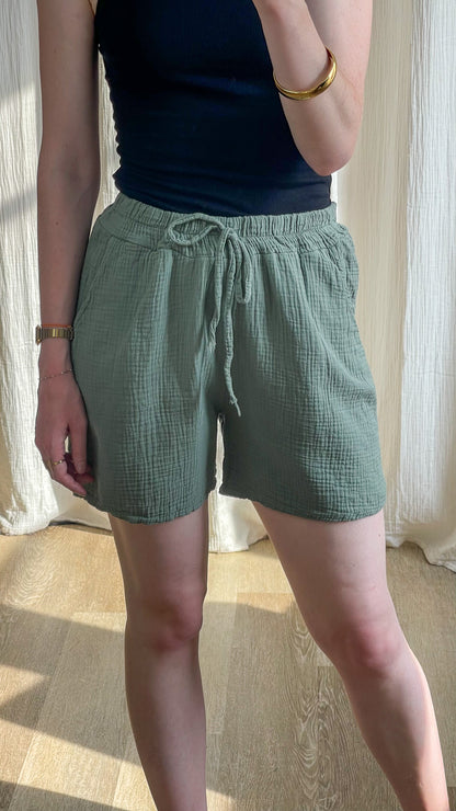 Short fluide vert sauge en gaze de coton taille élastique avec lien à nouer femme été