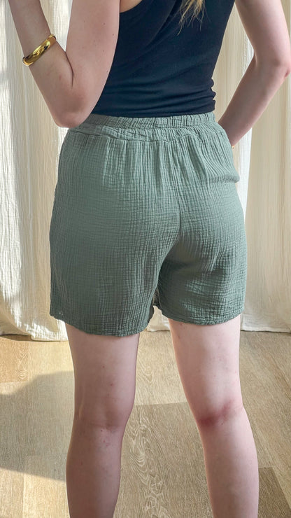 Short fluide vert sauge en gaze de coton taille élastique femme, coupe confortable style bohème été