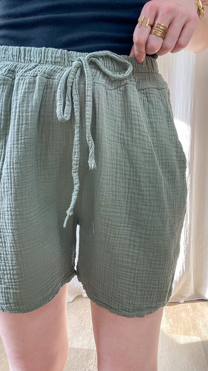 Short fluide vert sauge en gaze de coton avec taille élastique et lien à nouer femme été