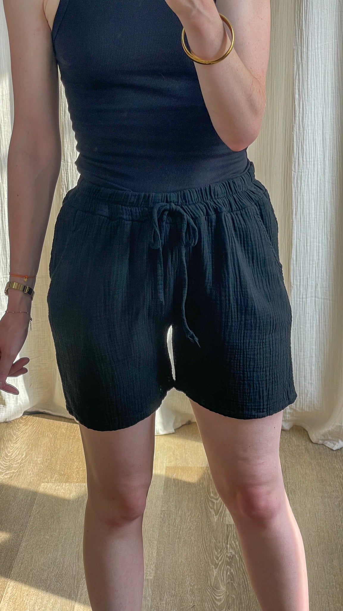 Short fluide noir en gaze de coton taille élastique avec cordon femme style casual confortable