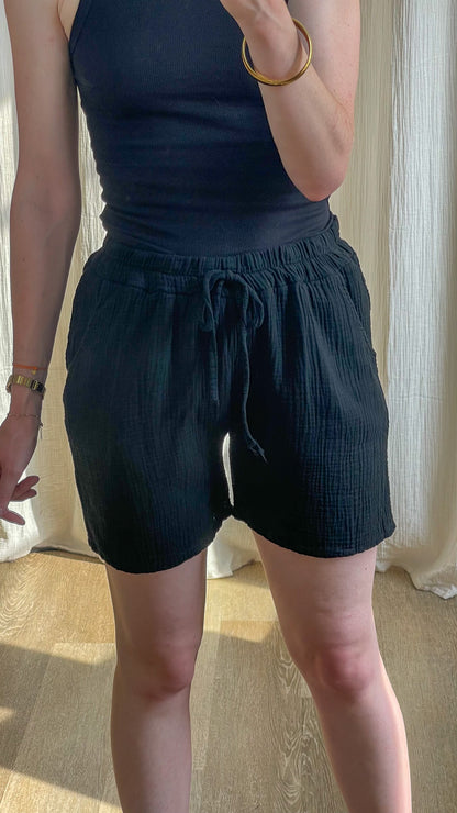 Short fluide noir en gaze de coton taille élastique avec cordon femme style casual confortable