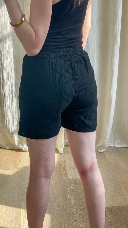 Short fluide noir en gaze de coton taille élastique avec poches, vue dos, short confortable femme été