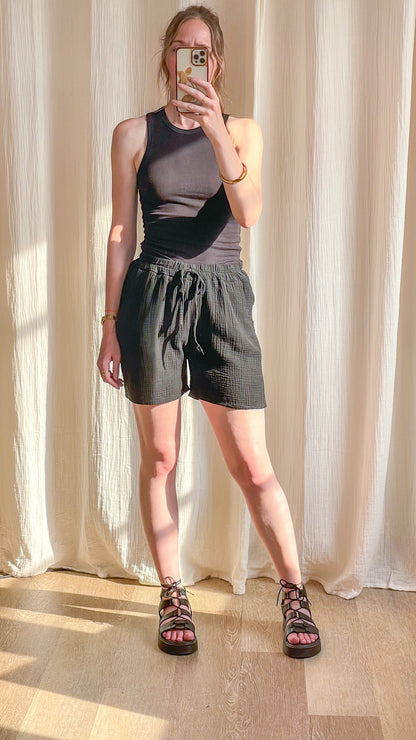 Short fluide gaze de coton noir taille élastique avec lien à nouer porté avec débardeur noir femme été