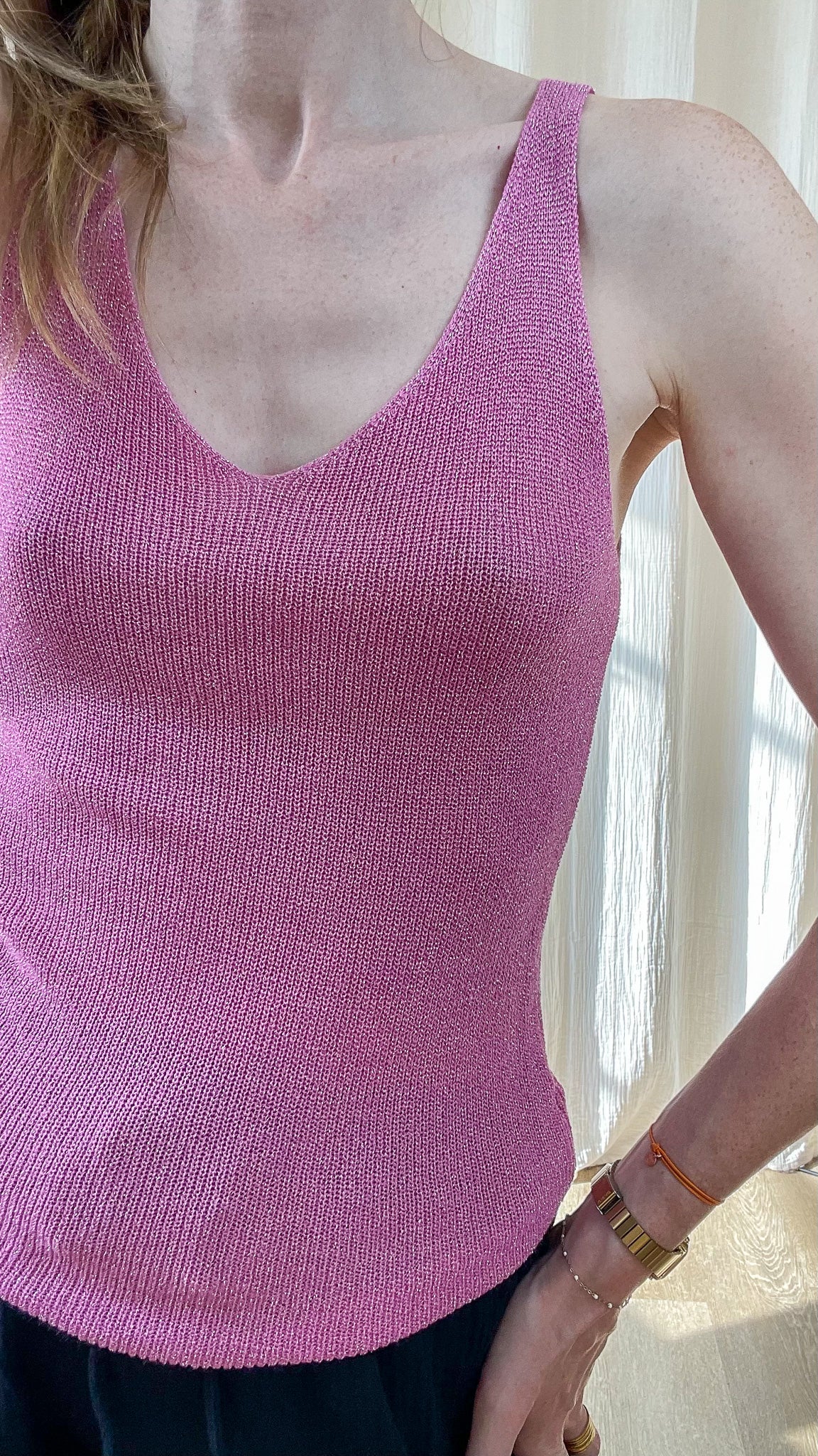Top débardeur femme maille lurex pailletée rose fuchsia col V profond style brillant été
