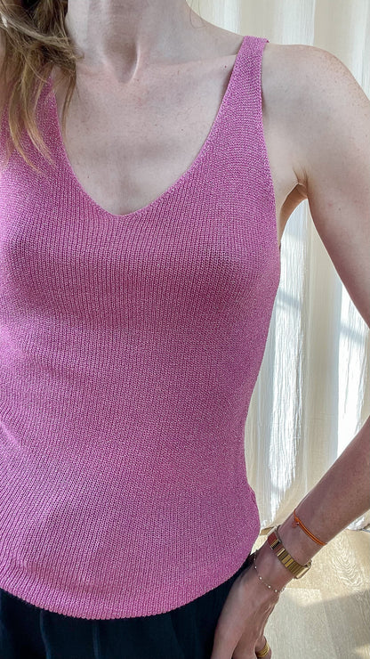 Top débardeur femme maille lurex pailletée rose fuchsia col V profond style brillant été