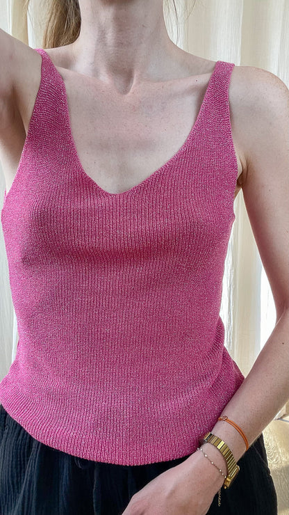 Top débardeur rose fuchsia en maille lurex brillante à fines bretelles et décolleté V, paillettes scintillantes femme été