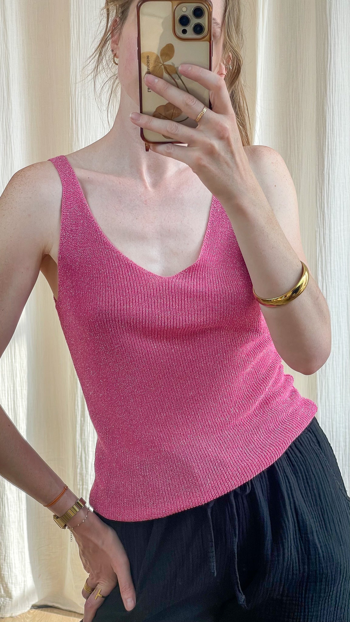 Top débardeur rose fuchsia en maille lurex brillante à fines bretelles, coupe ajustée femme style pailleté tendance