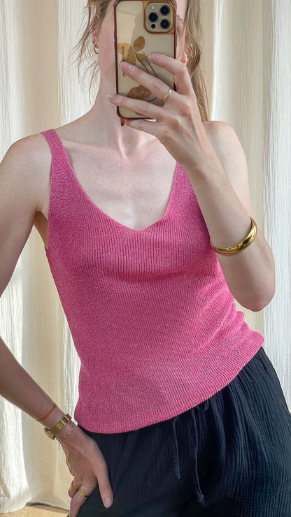 Top débardeur rose fuchsia en maille lurex brillante à fines bretelles, coupe ajustée femme style pailleté tendance