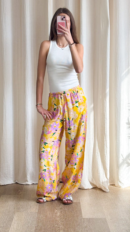 Pantalon Fleurs – Pantalon large fleuri fond jaune ensoleillé