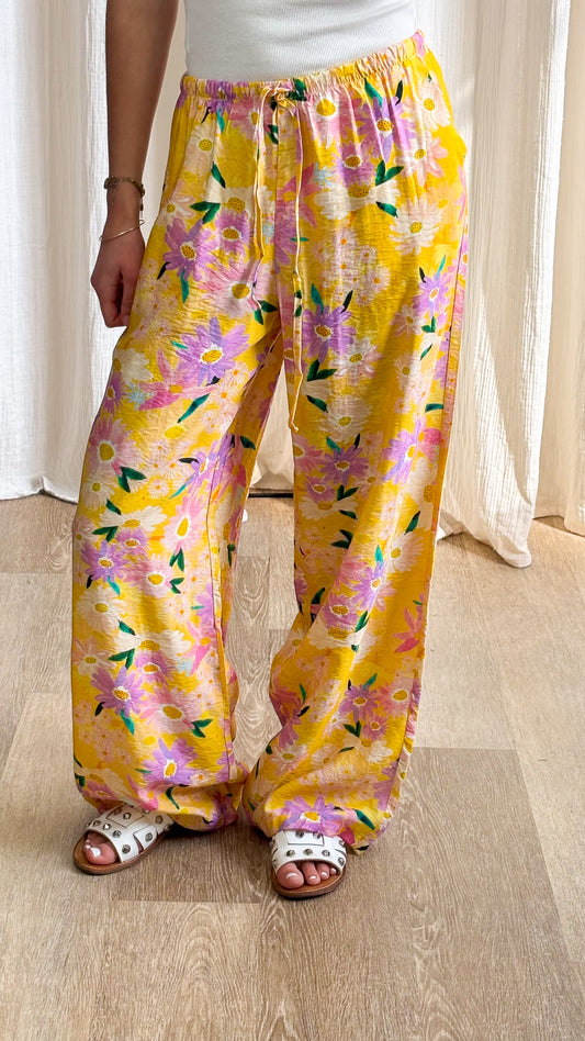 Pantalon Fleurs – Pantalon large fleuri fond jaune ensoleillé