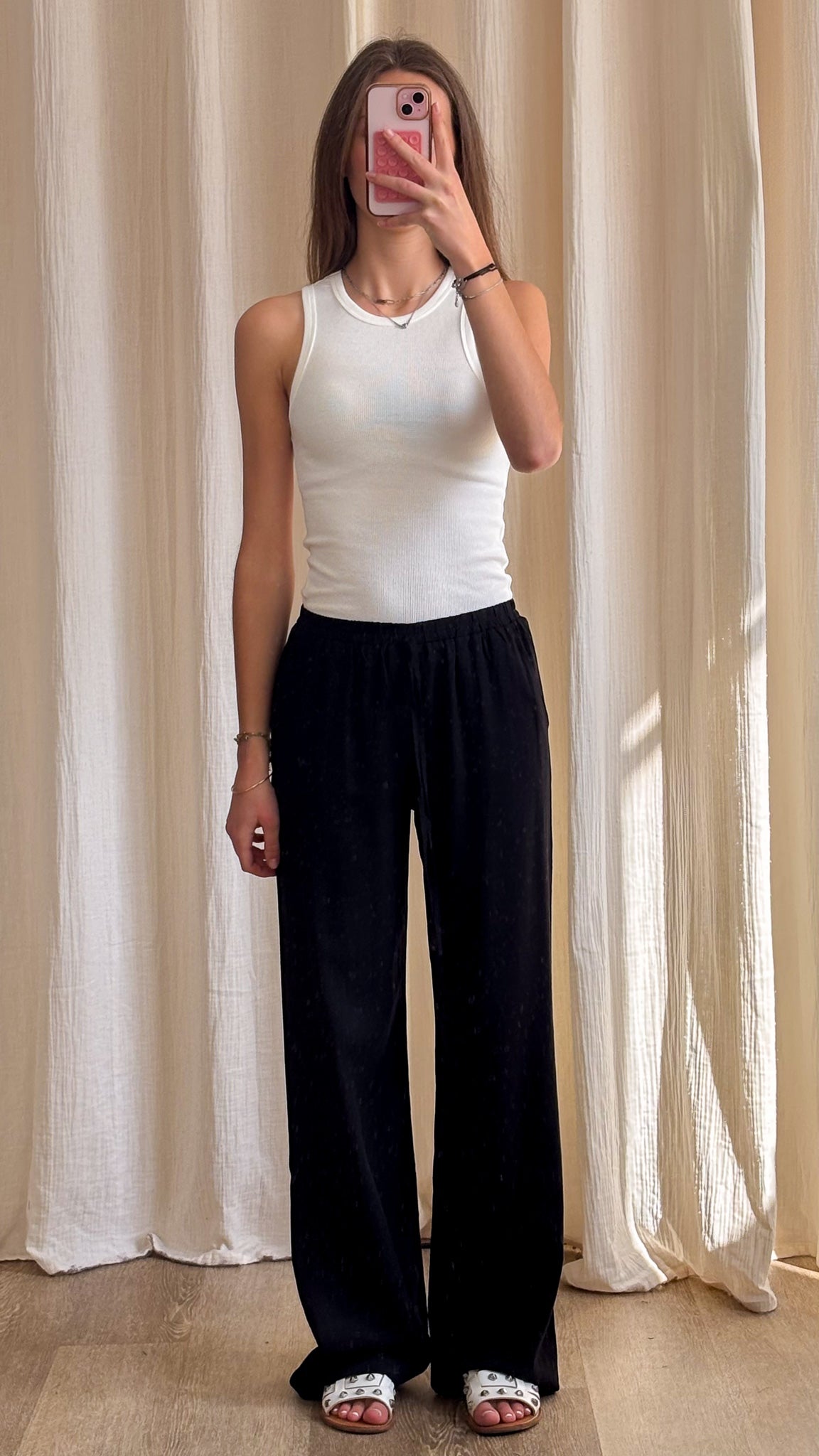 Pantalon large noir fluide taille élastiquée Maya porté avec débardeur blanc femme style décontracté chic