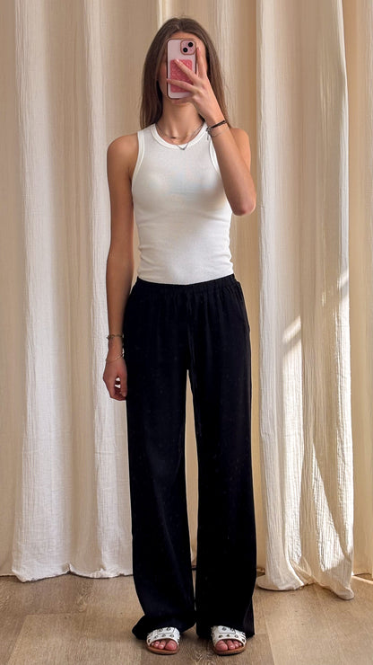 Pantalon large noir fluide taille élastiquée Maya porté avec débardeur blanc femme style décontracté chic