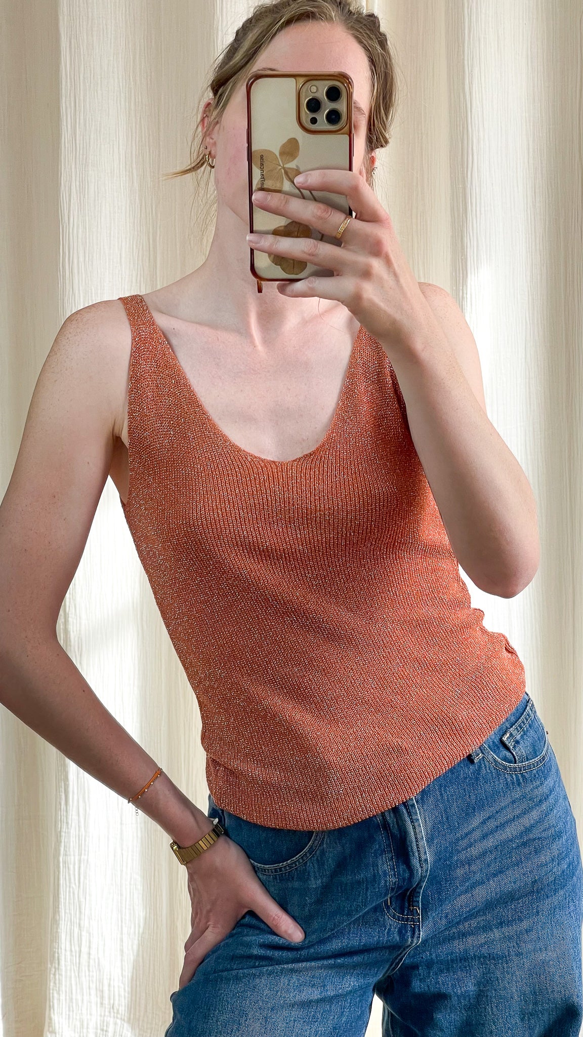 Top débardeur femme maille lurex pailletée terracotta à bretelles larges et décolleté en V porté avec jean