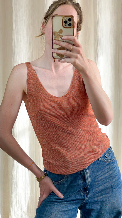 Top débardeur femme maille lurex pailletée terracotta à bretelles larges et décolleté en V porté avec jean