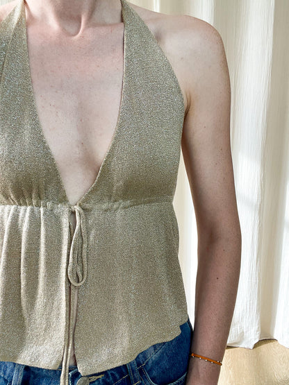 Top femme doré brillant col V plongeant style halter avec lien à nouer, matière lurex légère pour soirée ou été