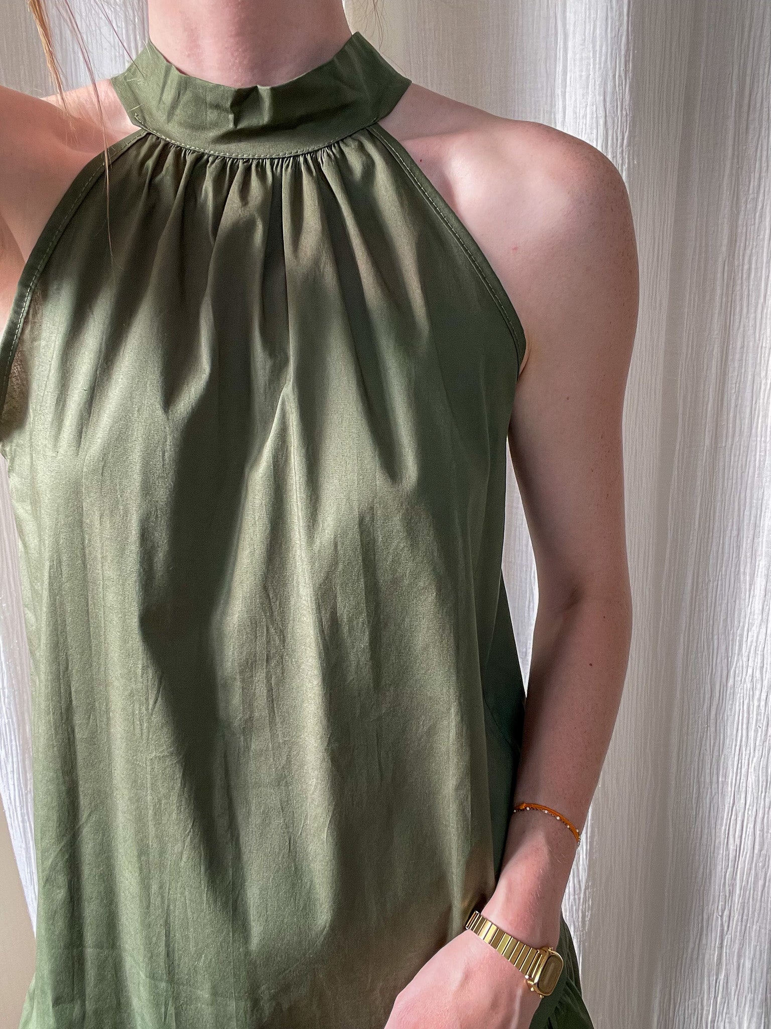 Robe Mona vert olive sans manches col montant plissé, coupe fluide élégante femme été